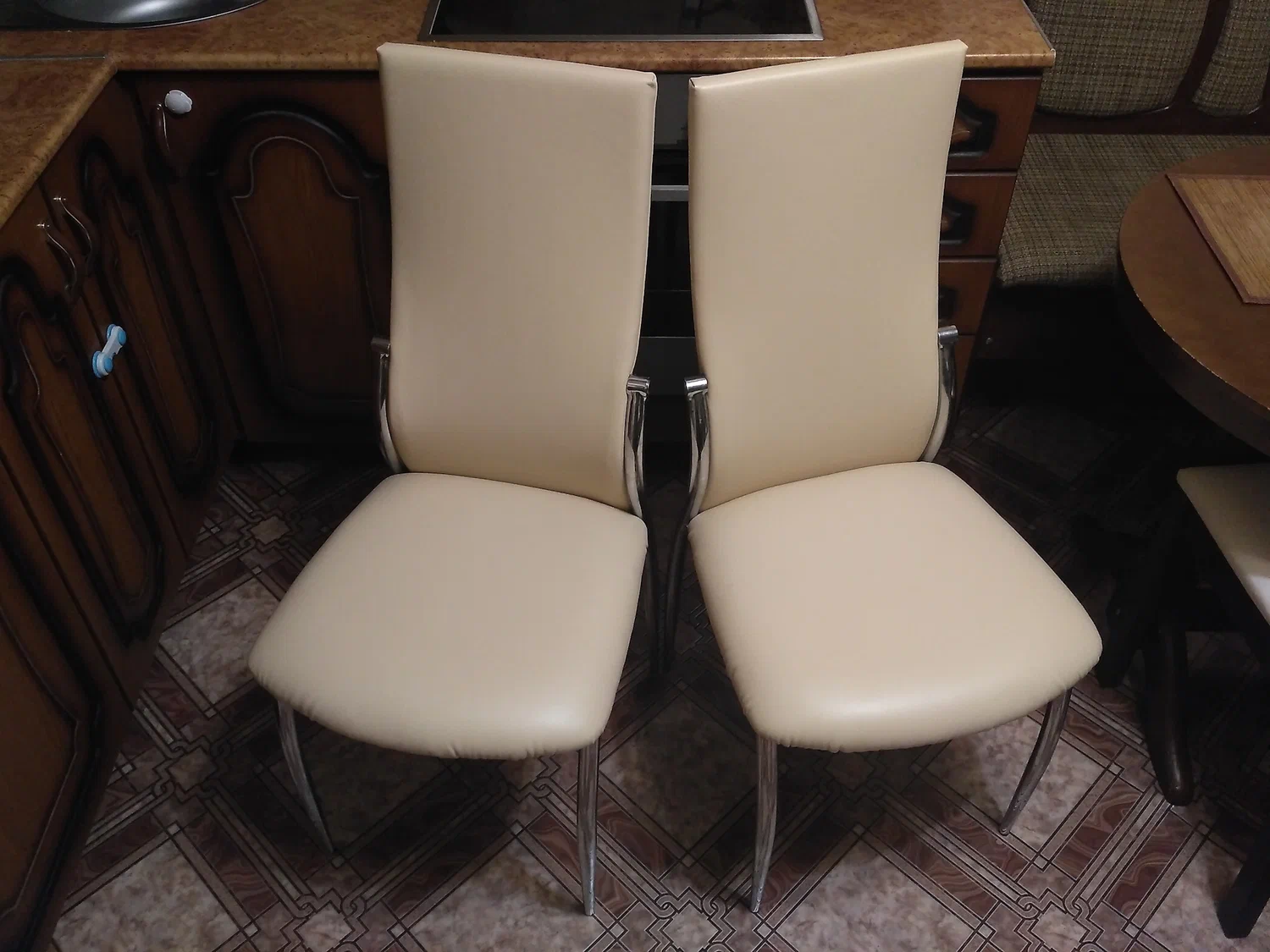 Как вдохнуть новую жизнь в старые стулья: Перетяжка мягких стульев в Бутово